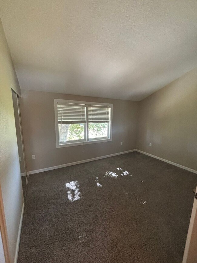 Building Photo - Newly Renovated 2 Bed / 1.5 Bath Townhome near Beaches!