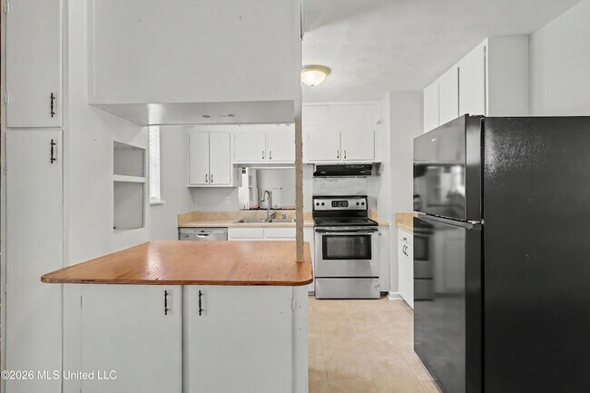 Building Photo - 4625 Hilltop Dr