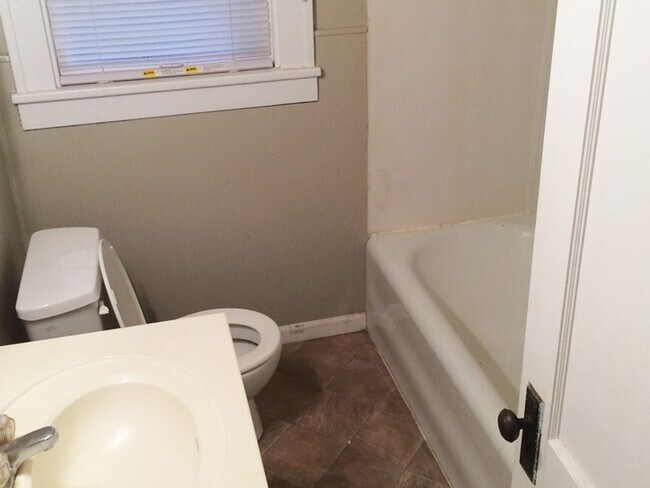 Building Photo - Charming 2 bedroom 1 bath