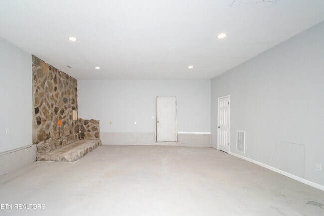 Building Photo - 770 Mahoney Rd