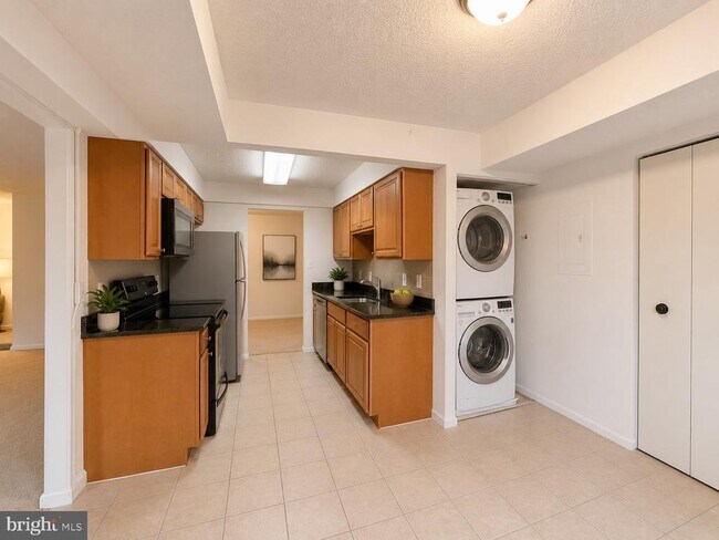 Building Photo - 10204 Bushman Dr
