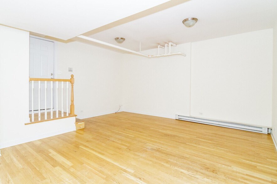 Building Photo - 3927 N Pine Grove Ave