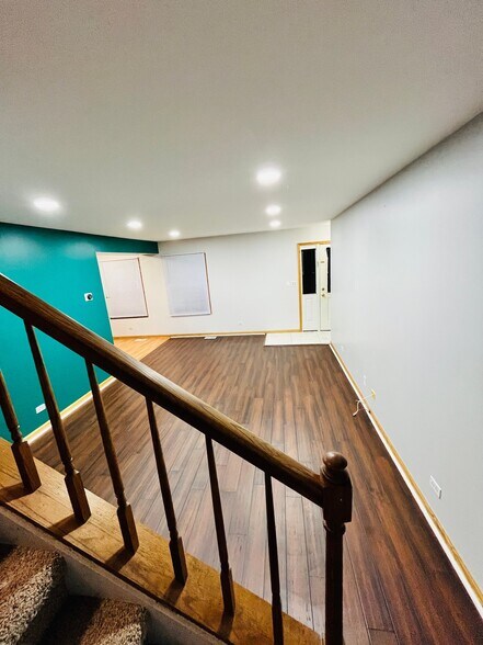 Building Photo - 84 Maplewood Dr