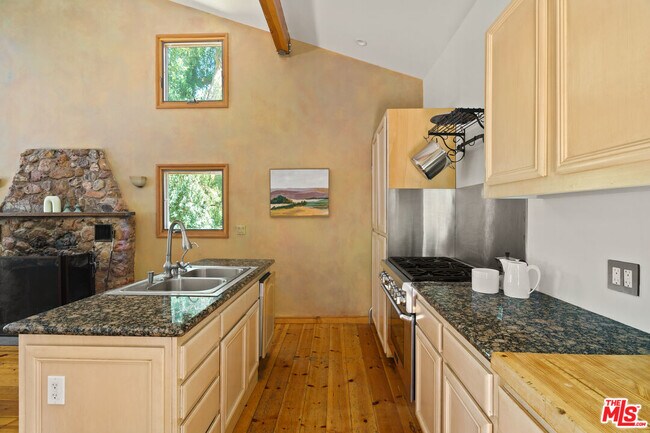 Building Photo - 2026 Topanga Skyline Dr
