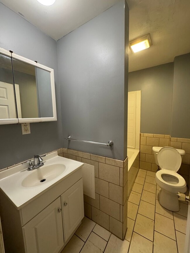 Building Photo - NO SECURITY DEPOSIT REQUIRED! One Bedroom Apartment in Kingston!