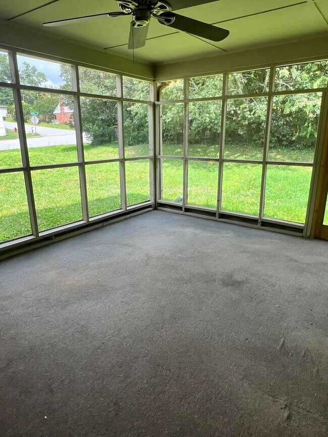 Building Photo - 3BD/ 2BA in Bellview Estates