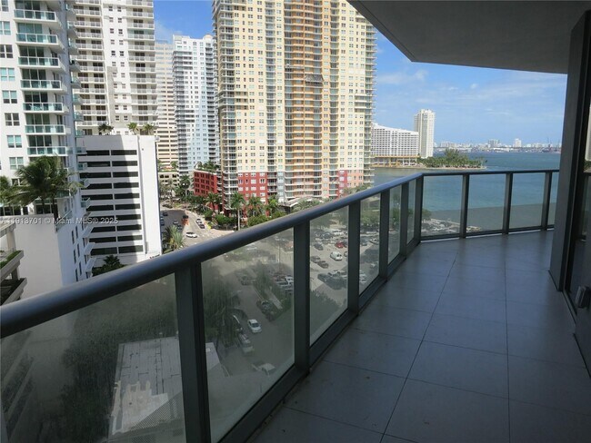 Building Photo - 1300 Brickell Bay Dr