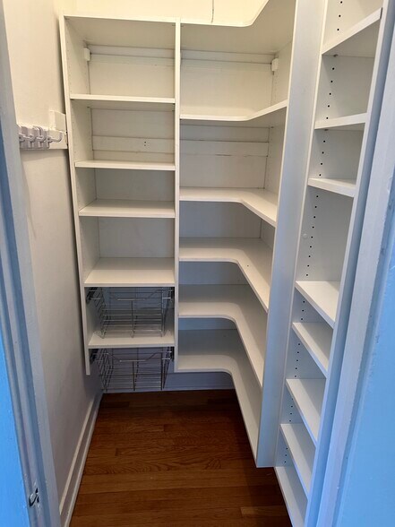 Walk-in Pantry - 2733 W Ainslie St