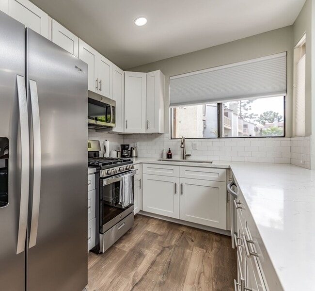 Building Photo - Modern 1 Bedroom Condo with Lakes in the c...