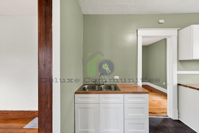 Building Photo - Beautiful Two Bedroom Lower Unit! Available NOW!!