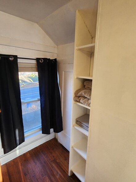 Bedroom - 409 Saint Paul St