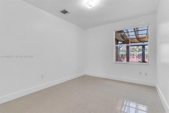 Building Photo - 30 SE 6th Rd