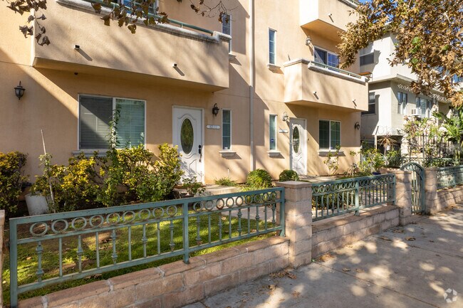 Building Photo - 823-825 S Gramercy Pl
