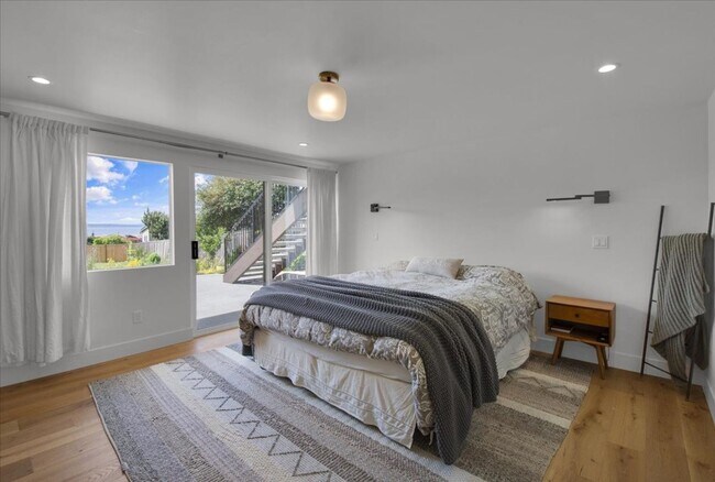 Building Photo - 4Bd/3.25Ba Shoreline House
