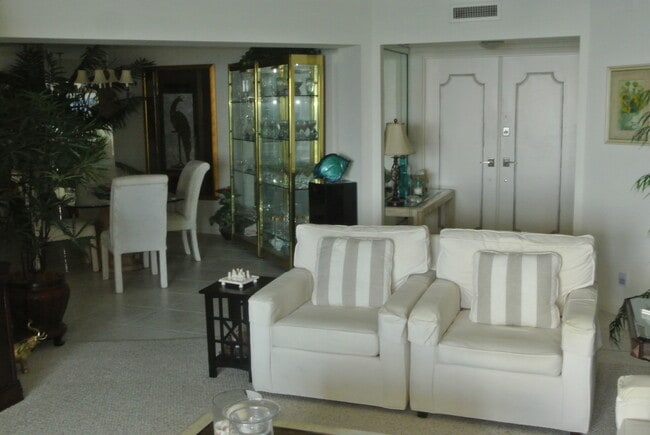 Living room/dining room - 500 S Ocean Blvd
