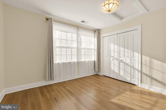 Building Photo - 2205 Observatory Pl NW