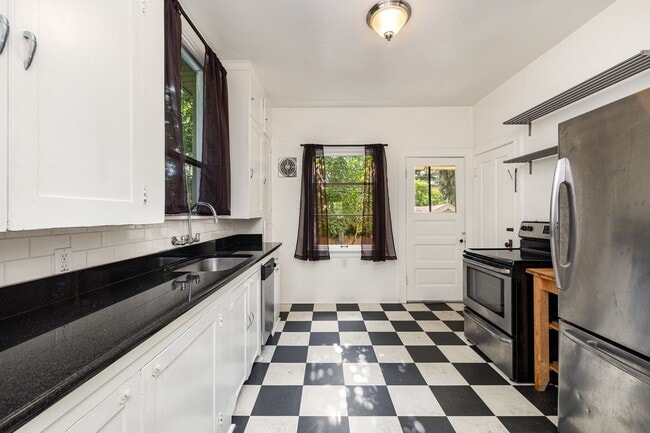Building Photo - 2Bd/1Ba Seattle Home