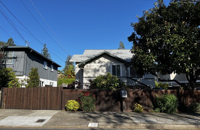 Building Photo - Bright and Spacious 5 Bedroom Home in San Anselmo