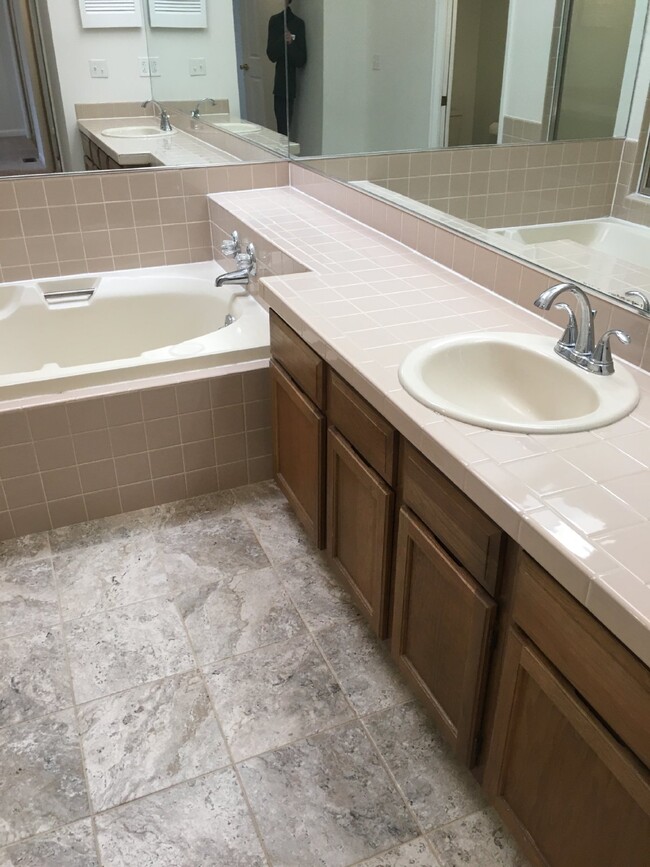 Building Photo - Spacious Townhouse For Rent