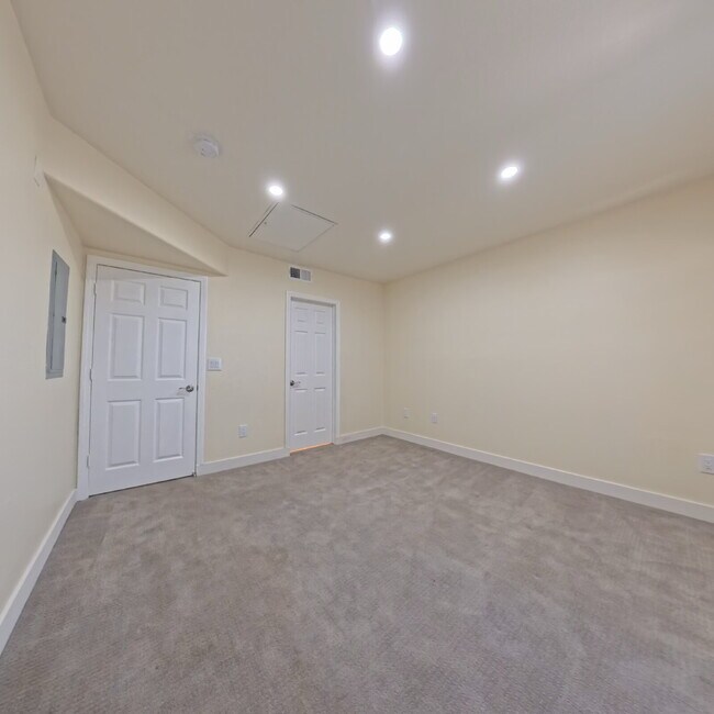 Building Photo - Charming 2nd Floor Unit In Gated Community!