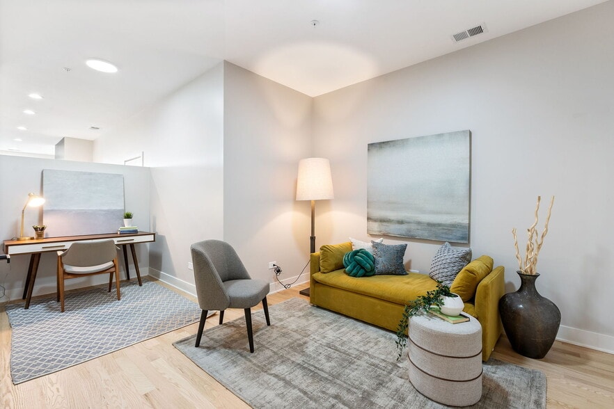 Building Photo - 5689 N Lincoln Ave