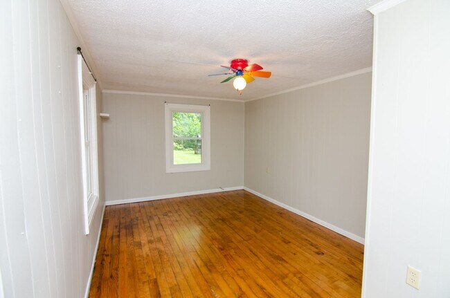 Building Photo - Country Living