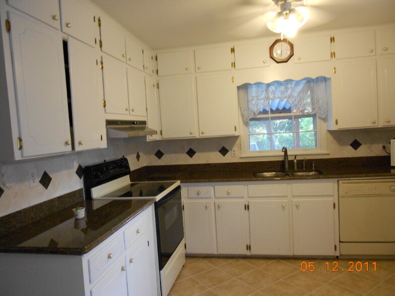 Building Photo - 2320 Mountain Oaks Ln