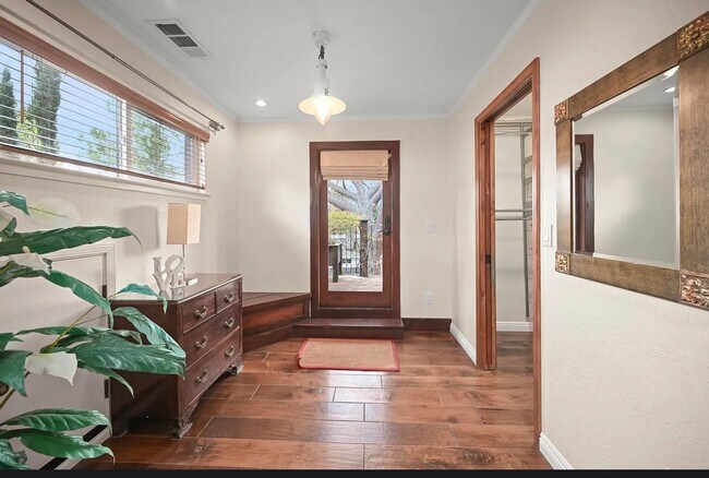 Building Photo - 6 Bed 4 Bath In Alamo
