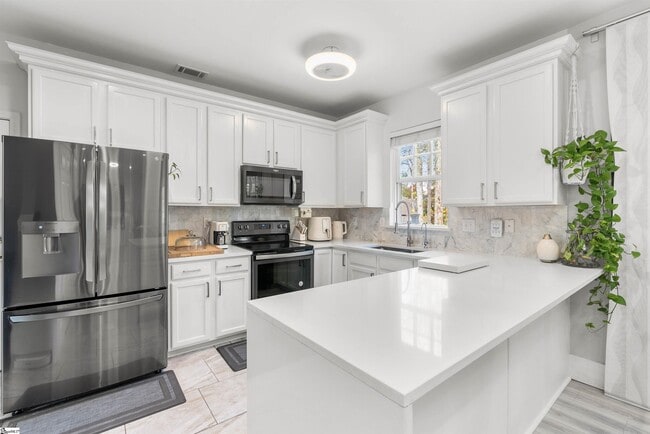 Building Photo - 154 S Lake Emory Dr