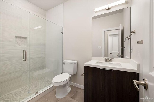 Building Photo - 13 E Iris Ave