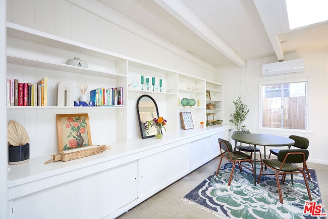 Building Photo - 818 Palms Blvd