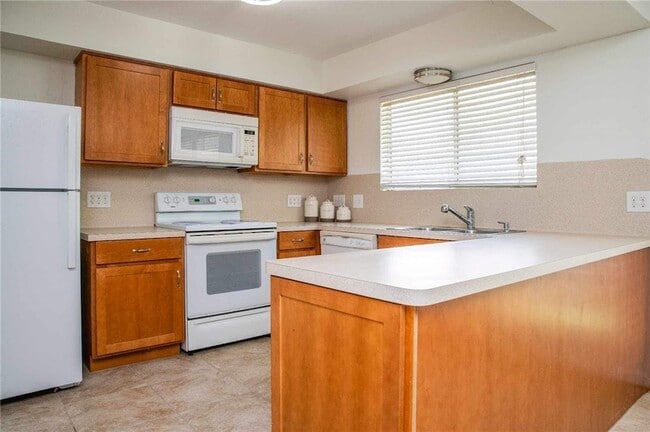 Building Photo - 9563 Goldfinch Cir