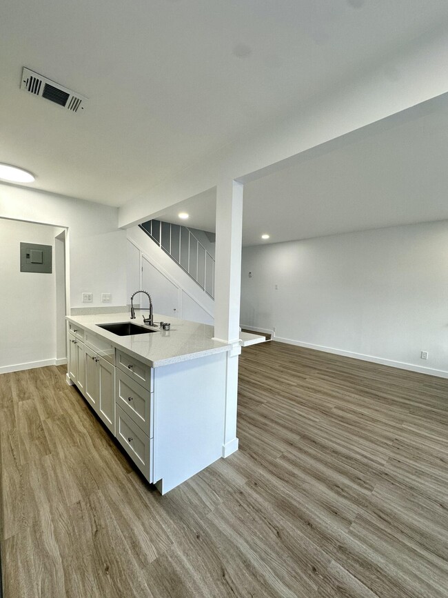 Building Photo - 906 E Tiffany Dr