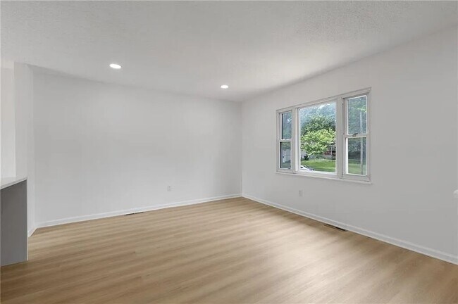 Building Photo - 804 S Montclaire Dr