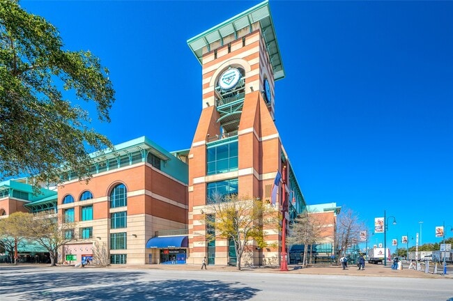 Building Photo - 204 Travis St