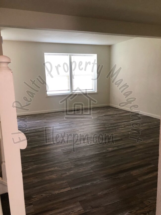 Building Photo - West Side Town Home - Sylvania Schools!!!