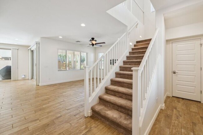 Building Photo - Modern 4-bedroom, 3.5-bathroom single-family home in the heart of North Tempe