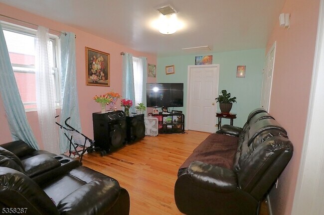 Building Photo - 524 Mulberry St