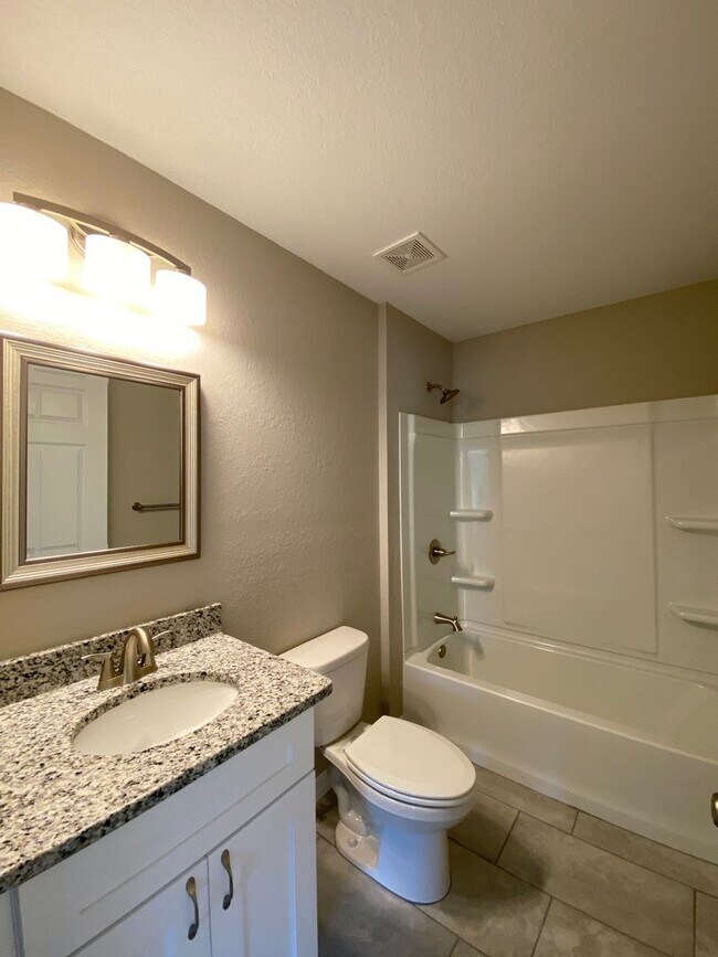 Building Photo - Desirable SE Ocala Neighborhood 3/2/2 *WON'T LAST*