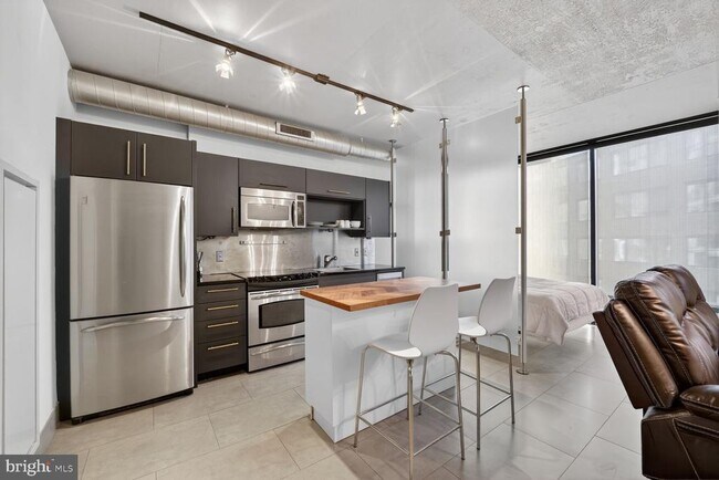 Building Photo - 1133 14th St NW