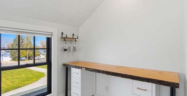 Building Photo - Furnished Executive Extended Stay Rental on Old Mission Peninsula