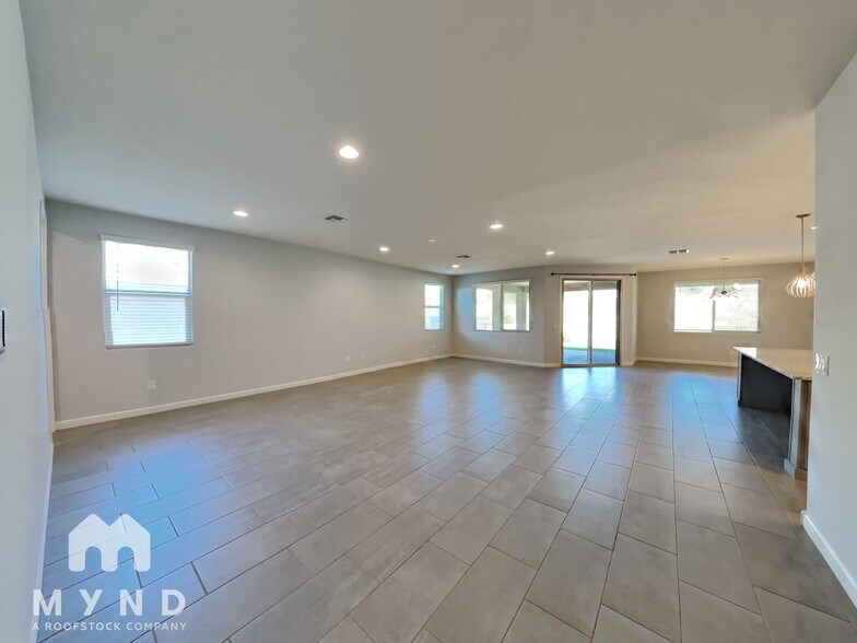 Building Photo - 720 E Silver Canyon Pl