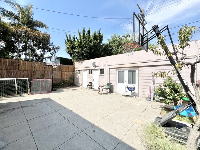 Building Photo - 423 N Orange Dr
