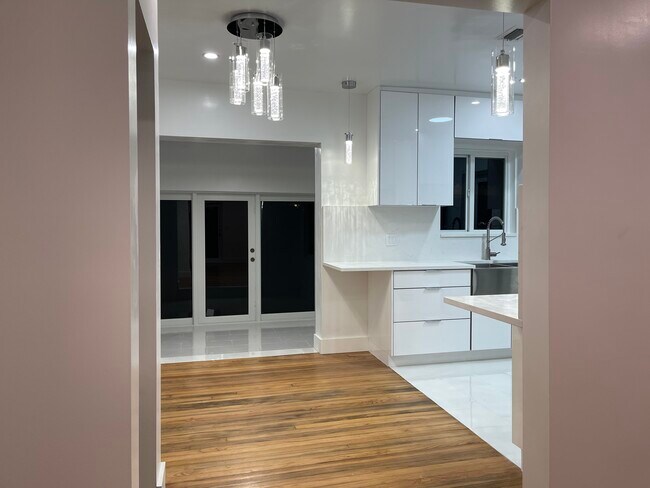 Building Photo - 2000 SW 17th St