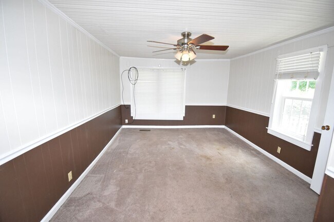 Building Photo - 2 Bedroom Home For Rent in The County!