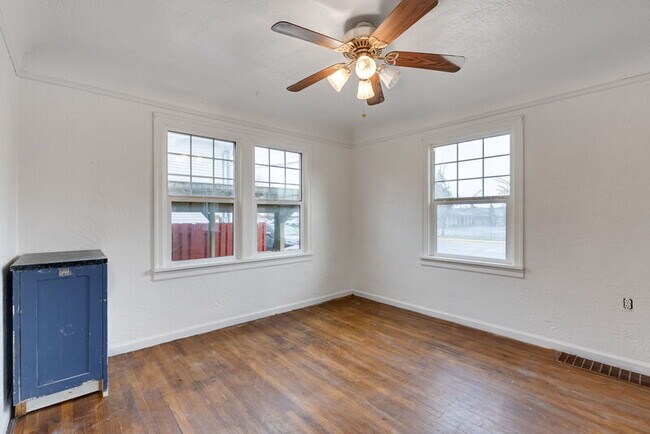 Building Photo - 1137 SE Uglow Ave