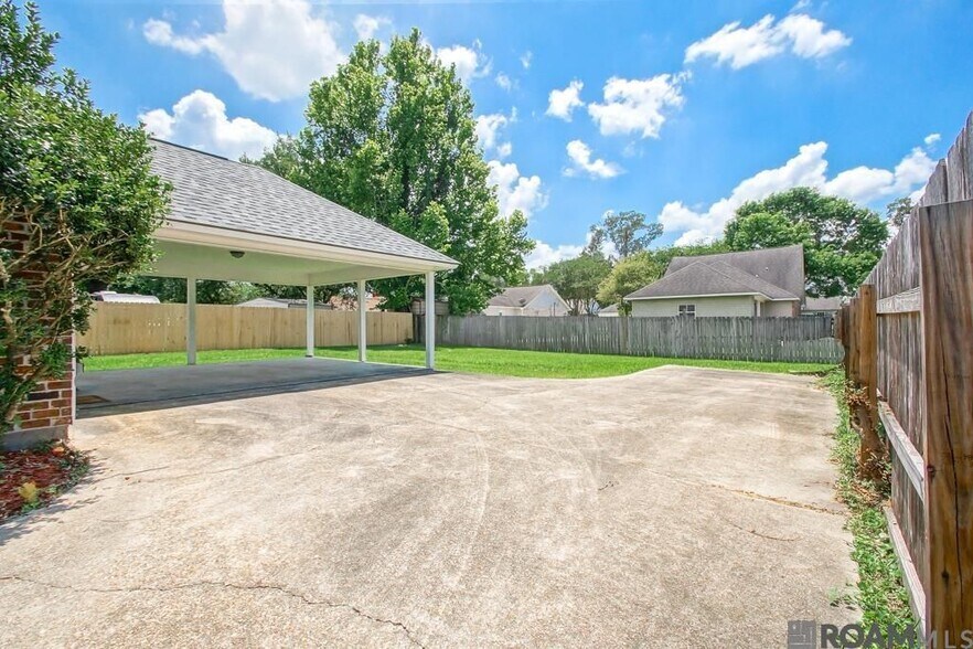 Building Photo - 14211 Parkridge Dr