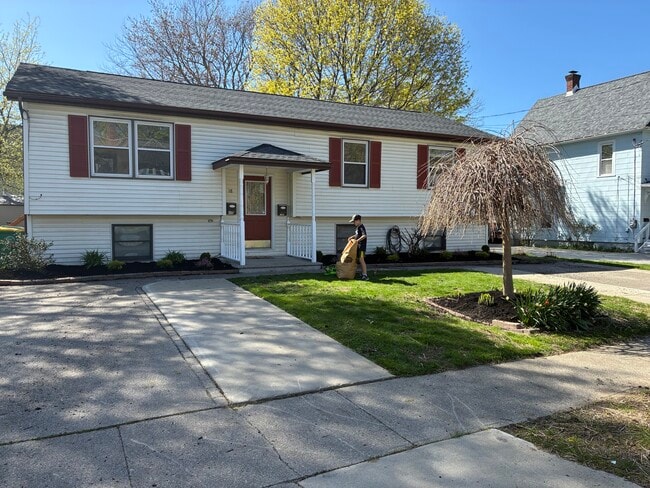 Primary Photo - 18 Hunt Ave