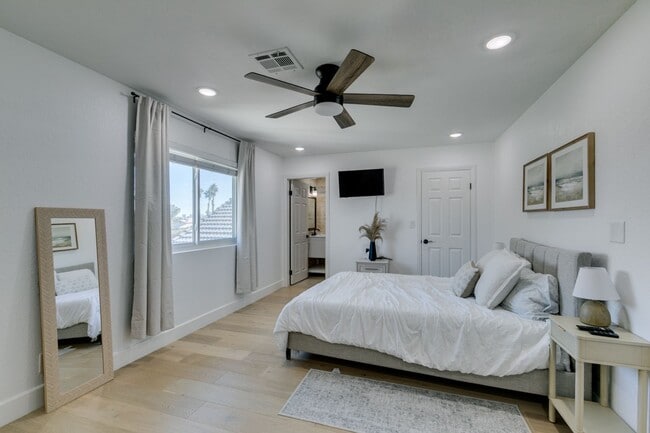 Building Photo - ZONE 8 FULLY FURNISHED, 4BD, 2 PRIMARY SUITES, OVER AN ACRE, HIGHLY UPGRADED