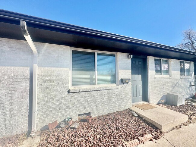 Building Photo - 1 Bedroom with Granite Counters and In-Unit Laundry!